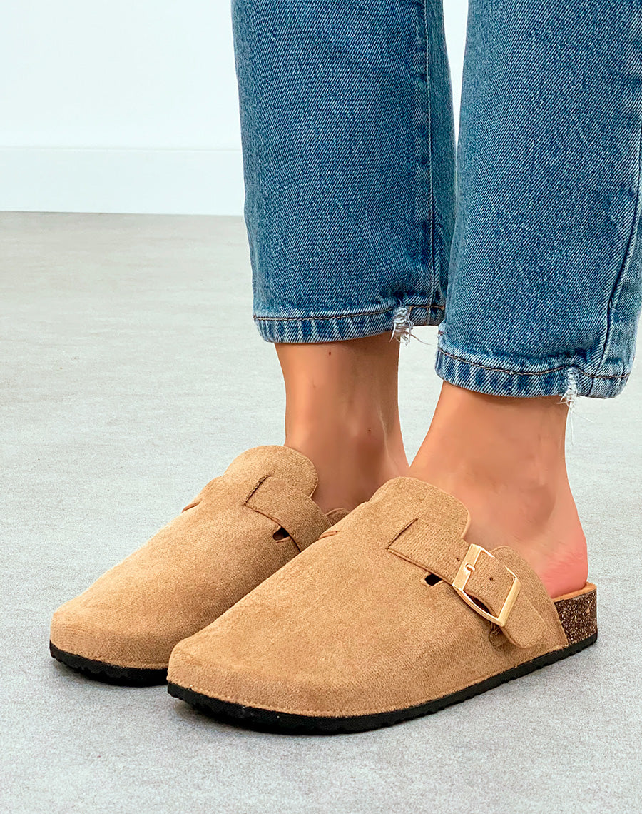Mules Sabots Femme Taupe en Suédine avec Boucle Dorée – Élégance Naturelle