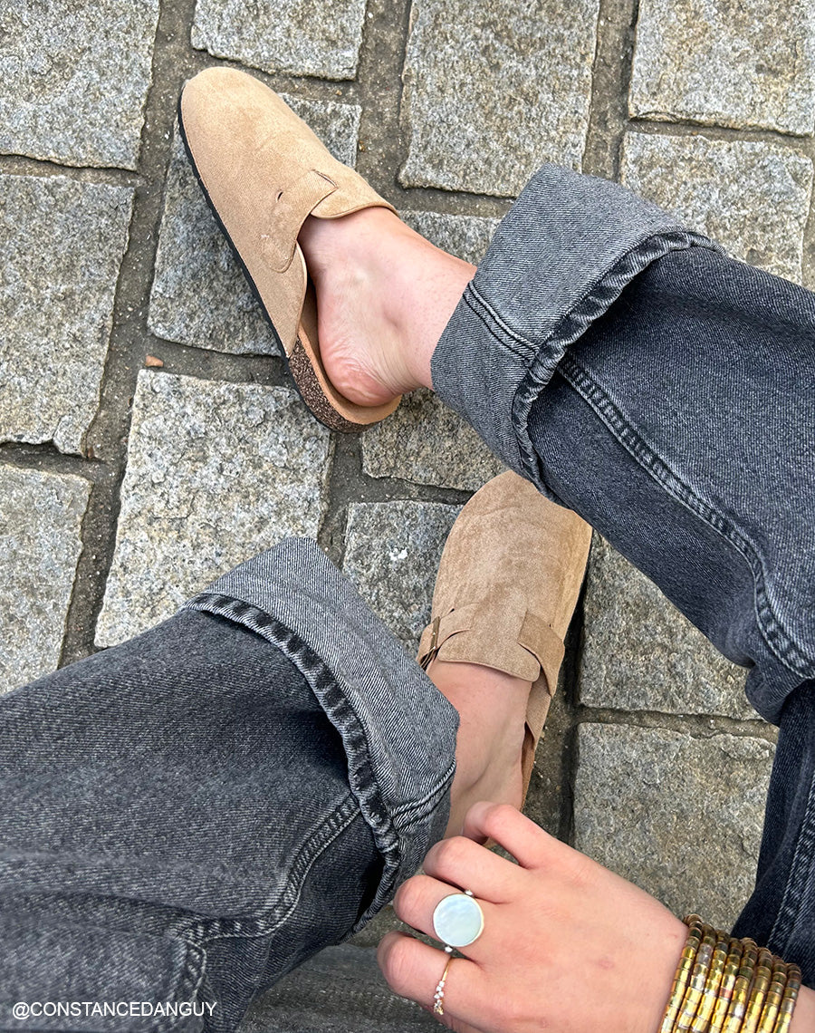 Mules Sabots Femme Taupe en Suédine avec Boucle Dorée – Élégance Naturelle