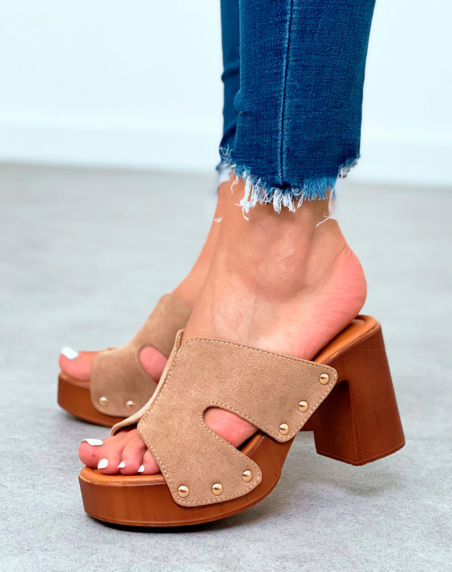 Mules sabots taupe en suédine à talons carrés et à détails dorés pour femme