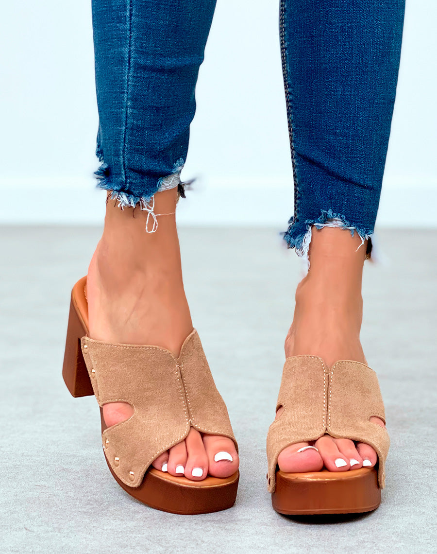 Mules sabots taupe en suédine à talons carrés et à détails dorés pour femme