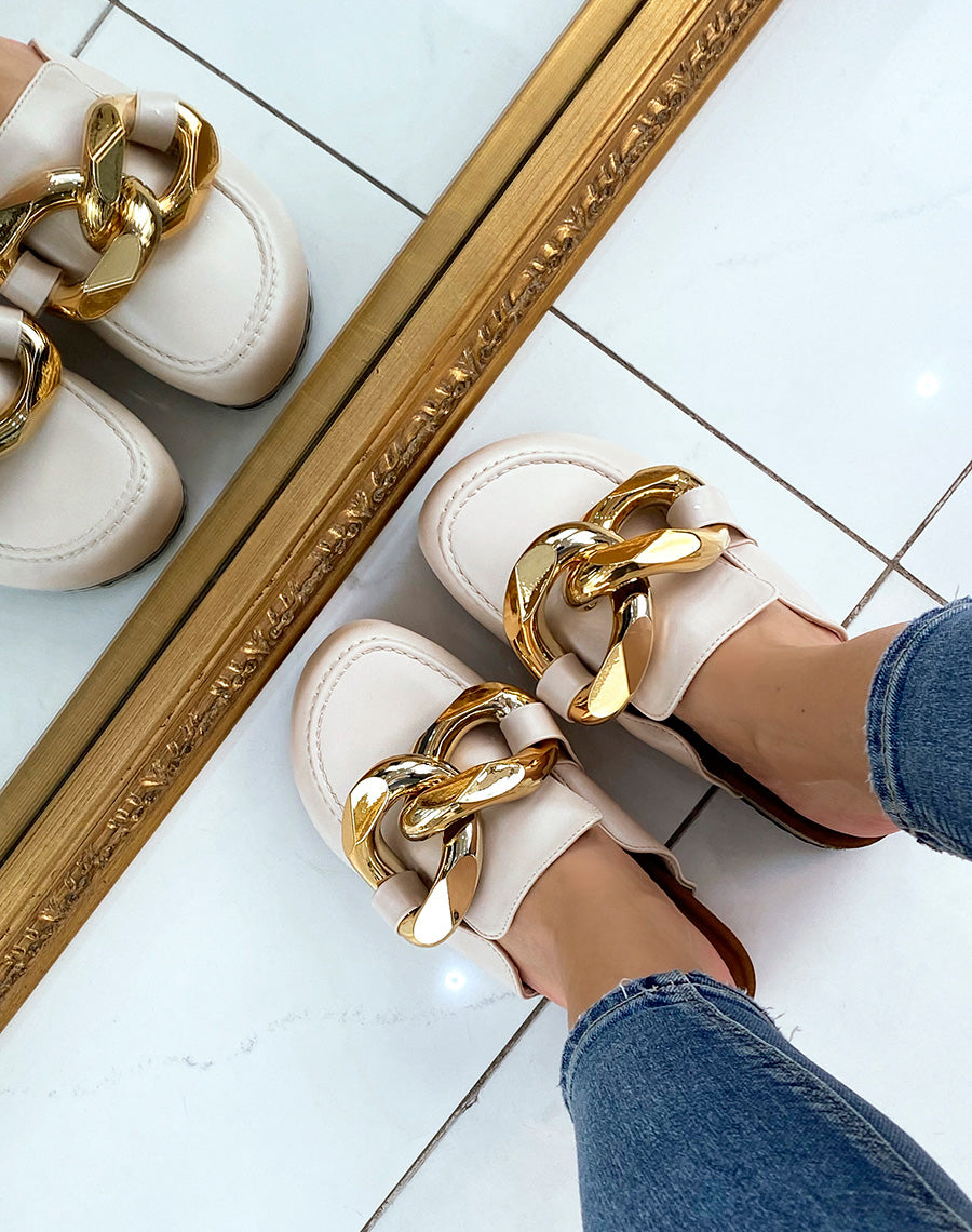 Mules style mocassin beige à grosse chaîne dorée