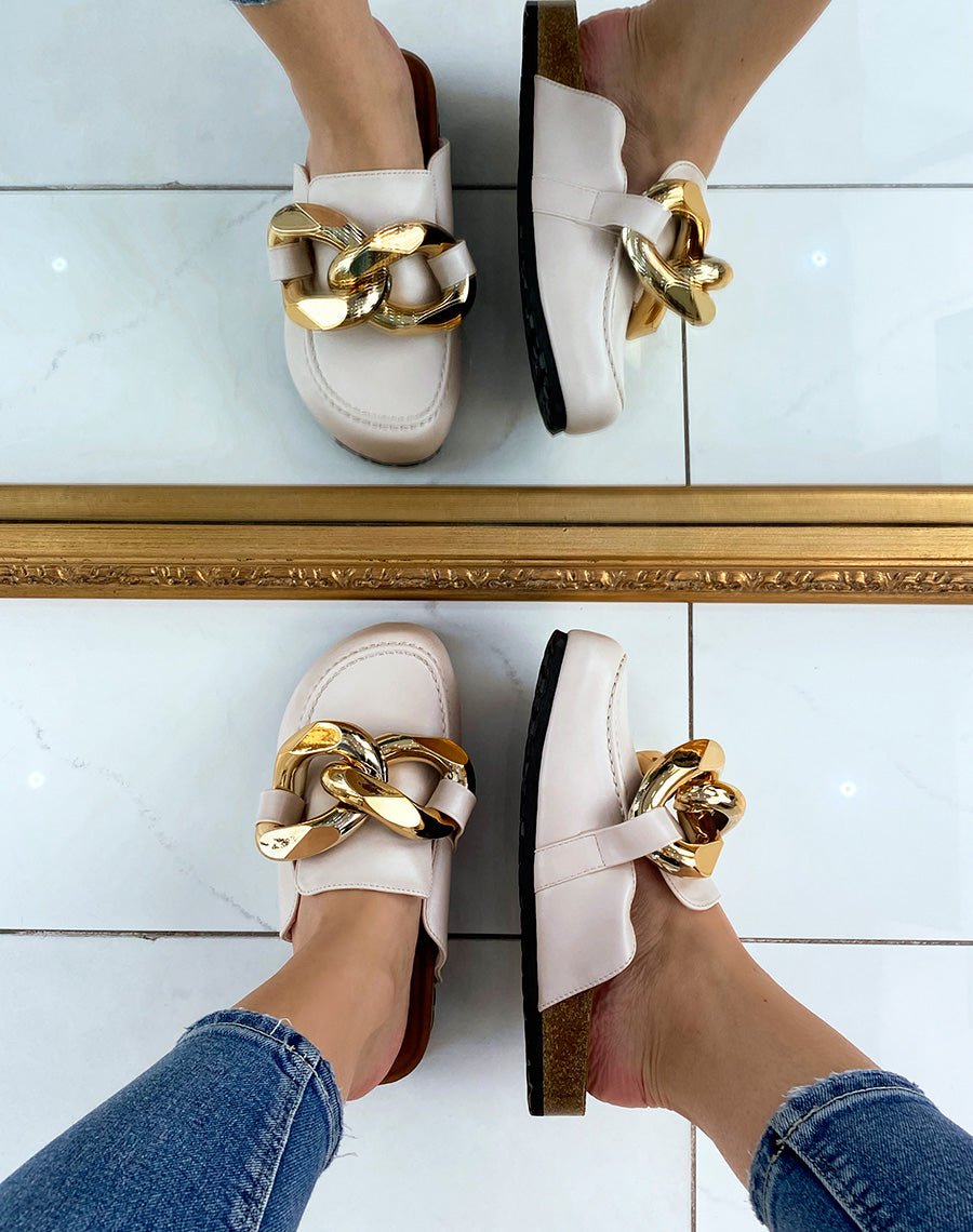 Mules style mocassin beige à grosse chaîne dorée