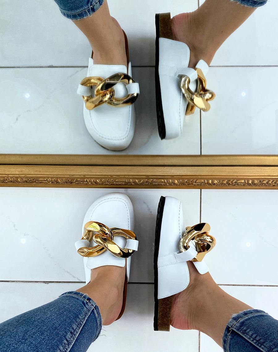 Mules style mocassin blanche à grosse chaîne dorée