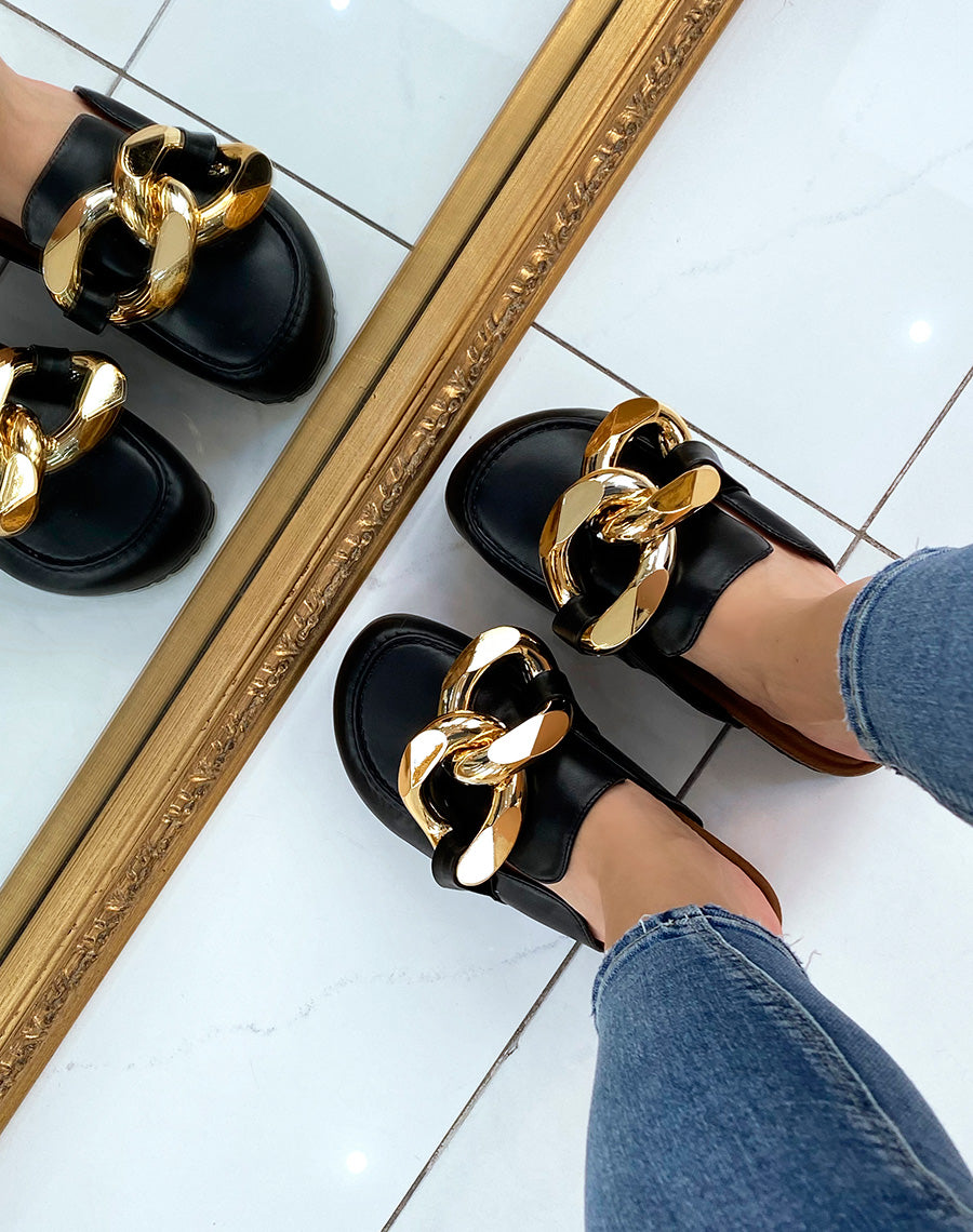 Mules style mocassin noir à grosse chaîne dorée