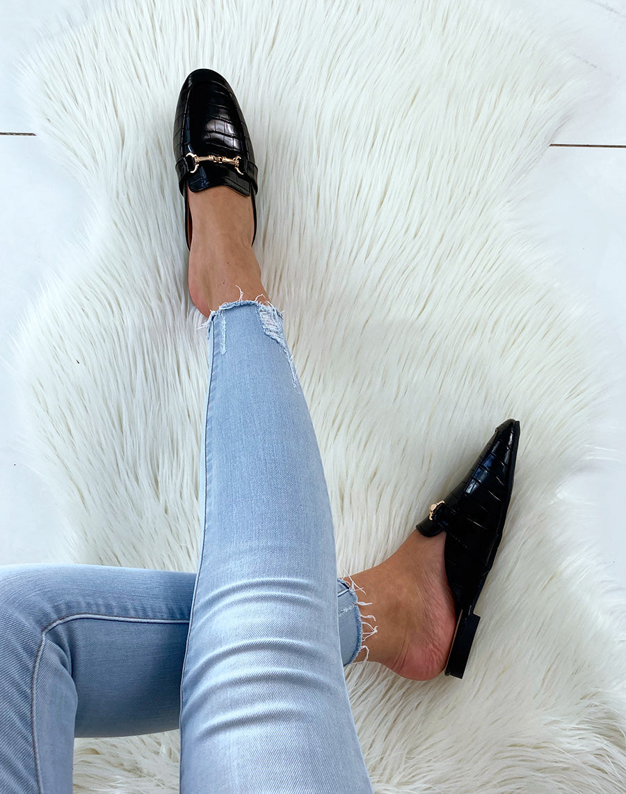 Mules style mocassins noires croco à brides