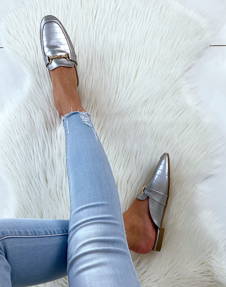 Mules styles mocassins silver croco à brides