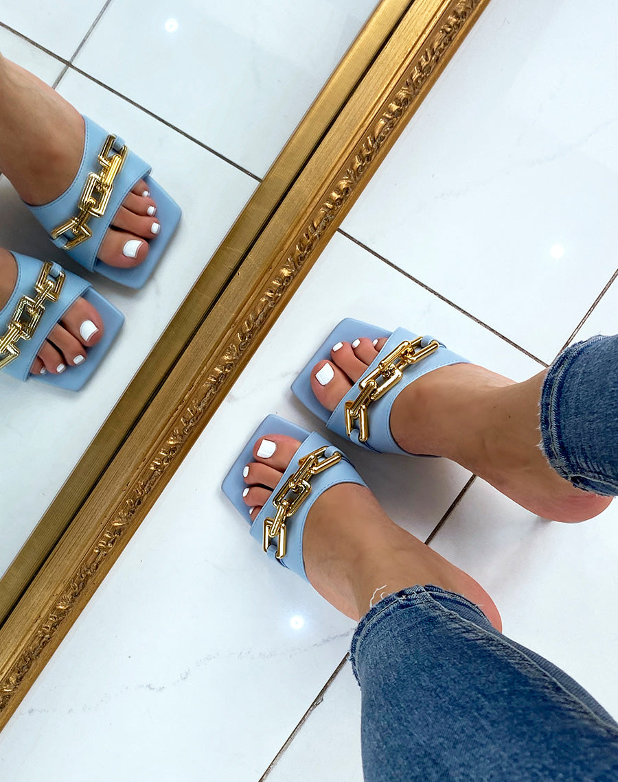 Mules à talon baby blue à chaîne dorée