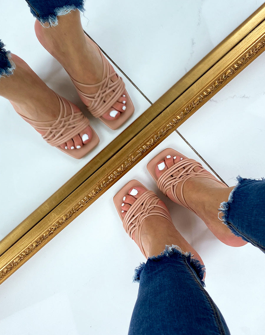 Mules à talon beige poudré à brides entrecroisées