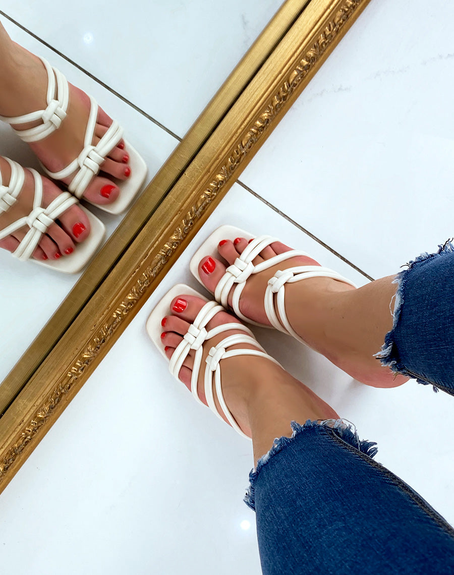 Mules à talon beiges et multiples brides nouées