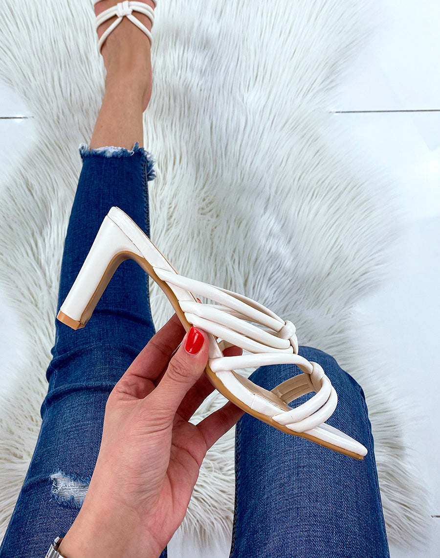 Mules à talon beiges et multiples brides nouées