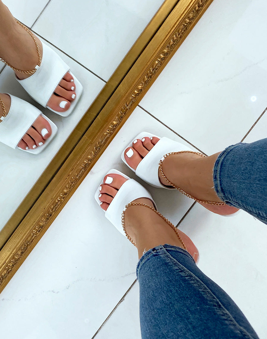 Mules à talon blanc et à chaîne dorée