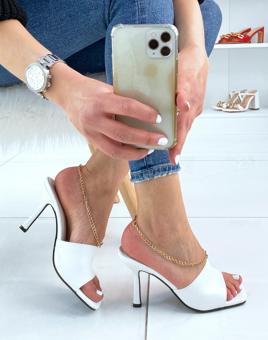 Mules à talon blanc et à chaîne dorée