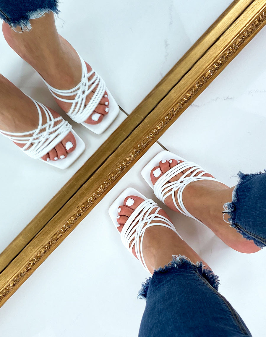 Mules à talon blanches à brides entrecroisées