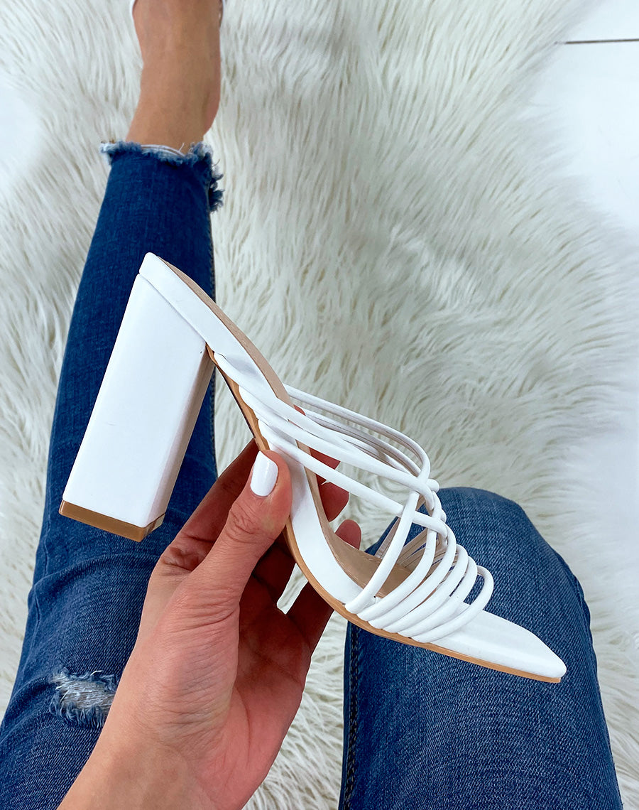 Mules à talon blanches à brides entrecroisées