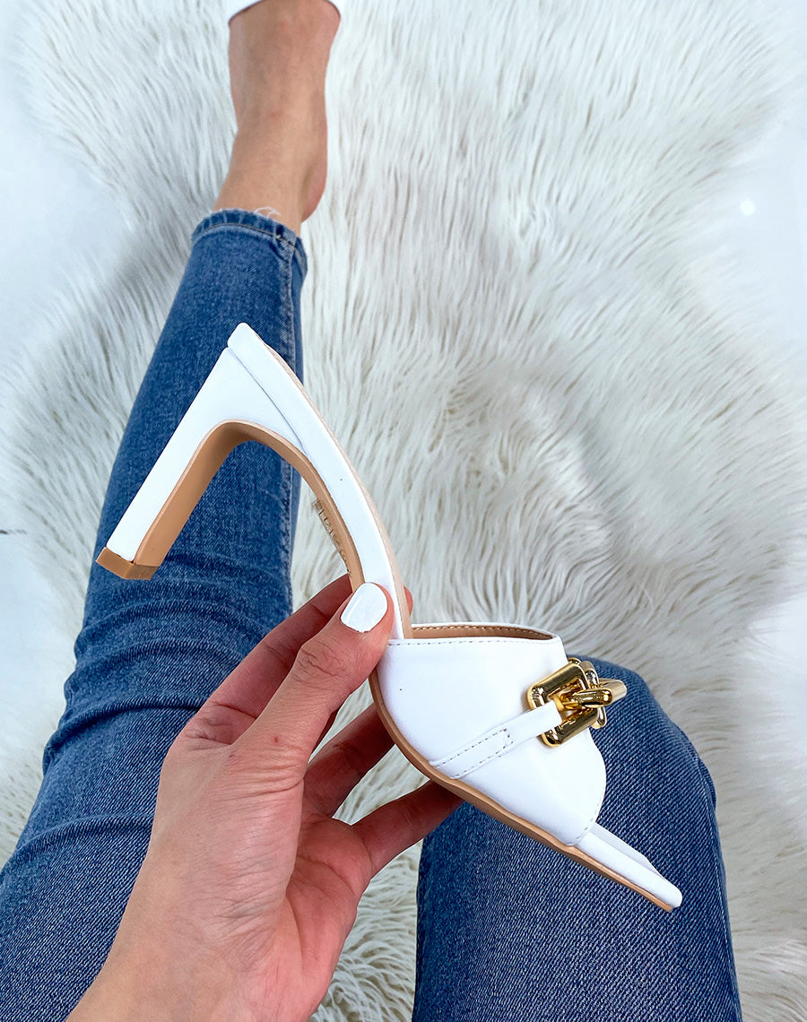 Mules à talon blanches à chaîne dorée
