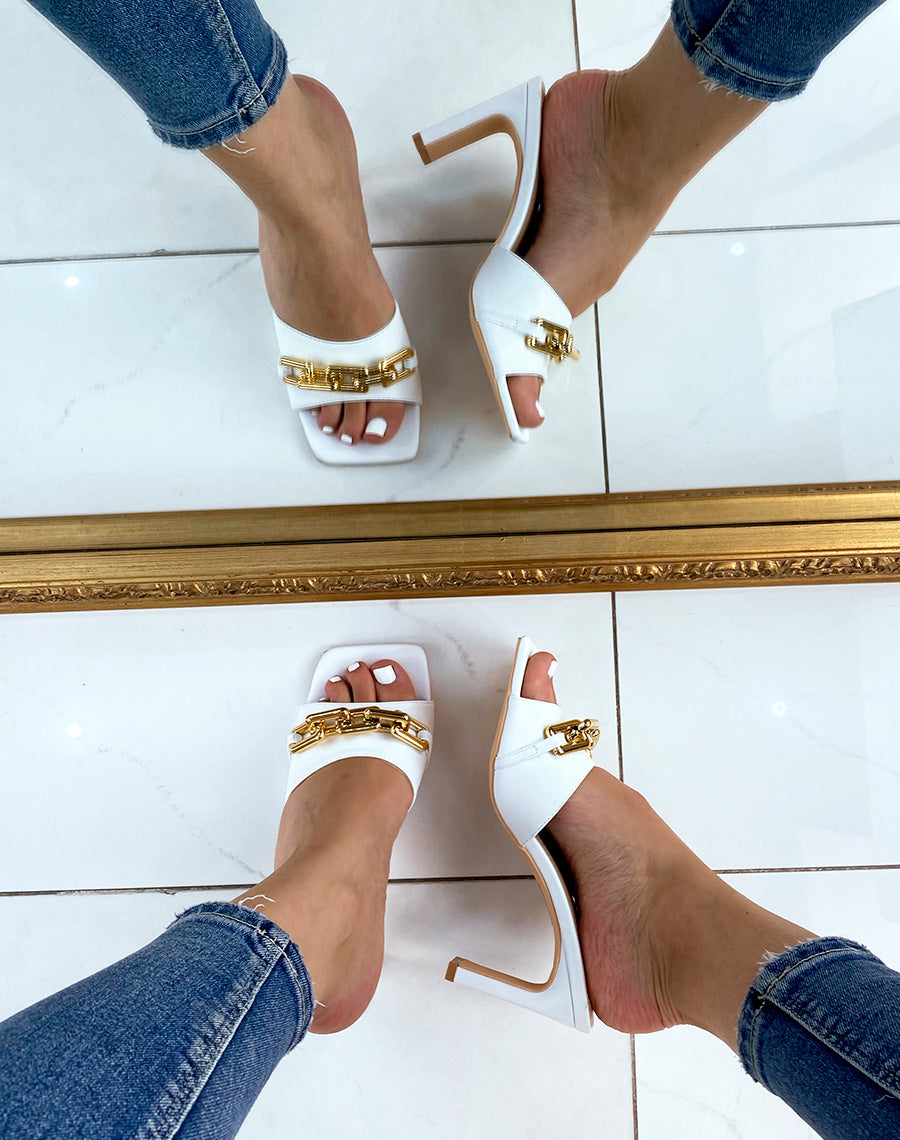 Mules à talon blanches à chaîne dorée