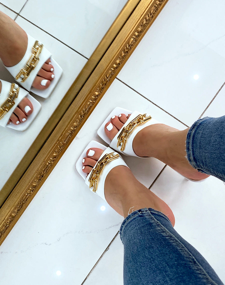 Mules à talon blanches à chaîne dorée