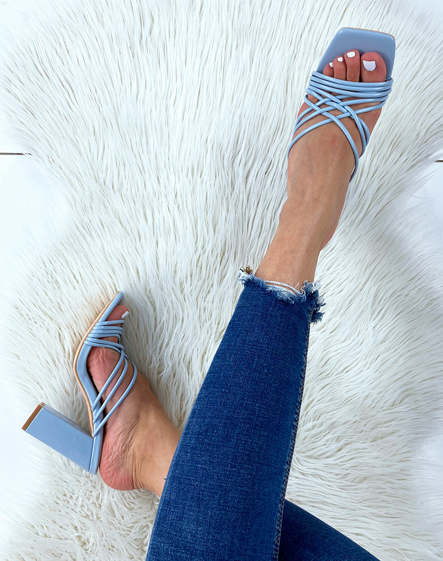 Mules à talon bleu pastel à brides entrecroisées
