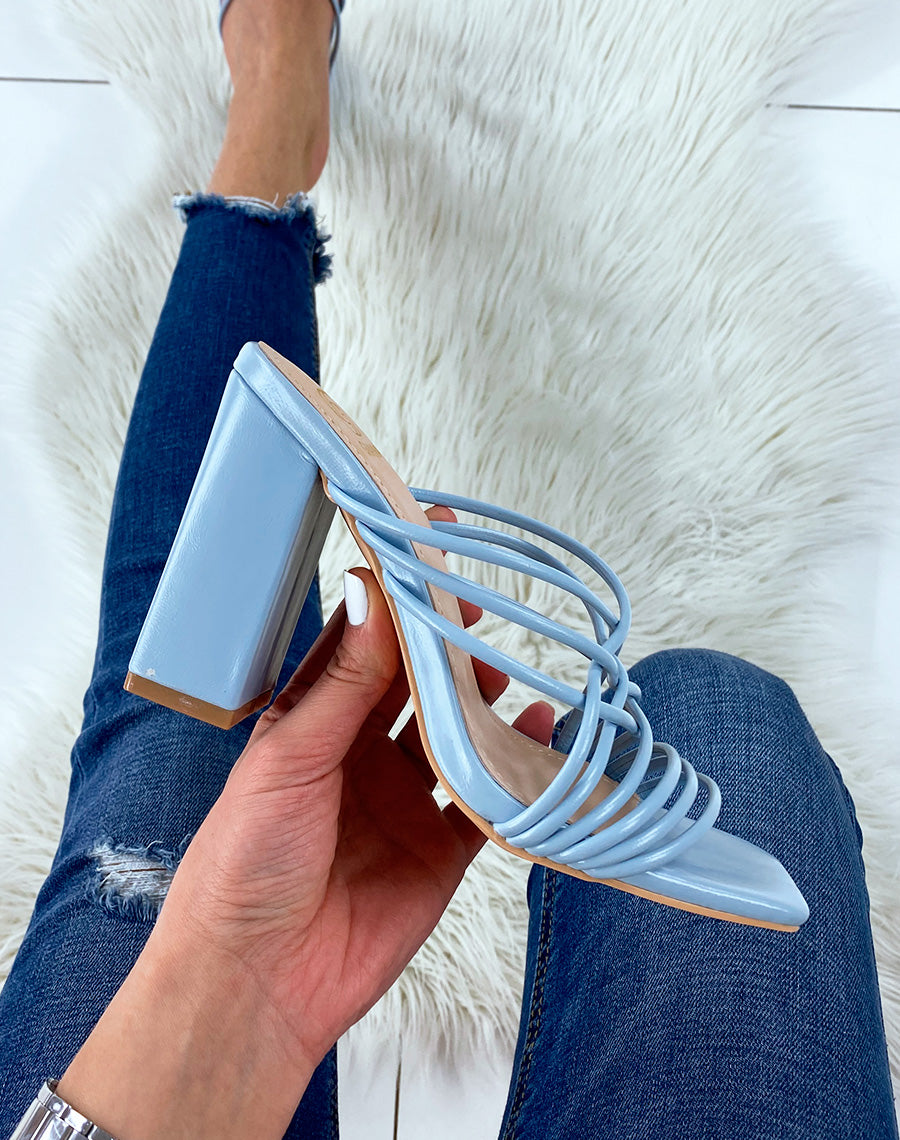 Mules à talon bleu pastel à brides entrecroisées