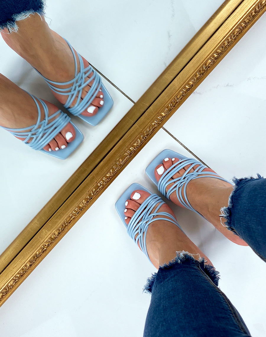 Mules à talon bleu pastel à brides entrecroisées