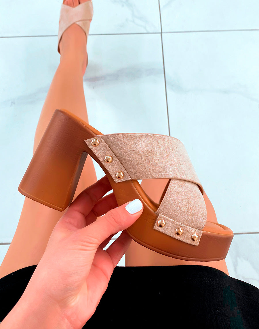 Mules à talon en suédine beige à lanières entrecroisées