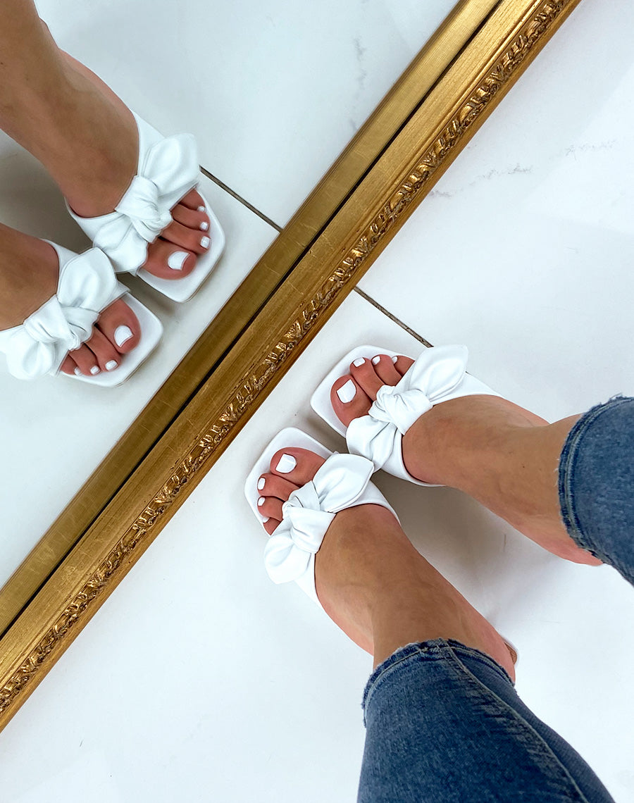 Mules à talon et à noeud blanc
