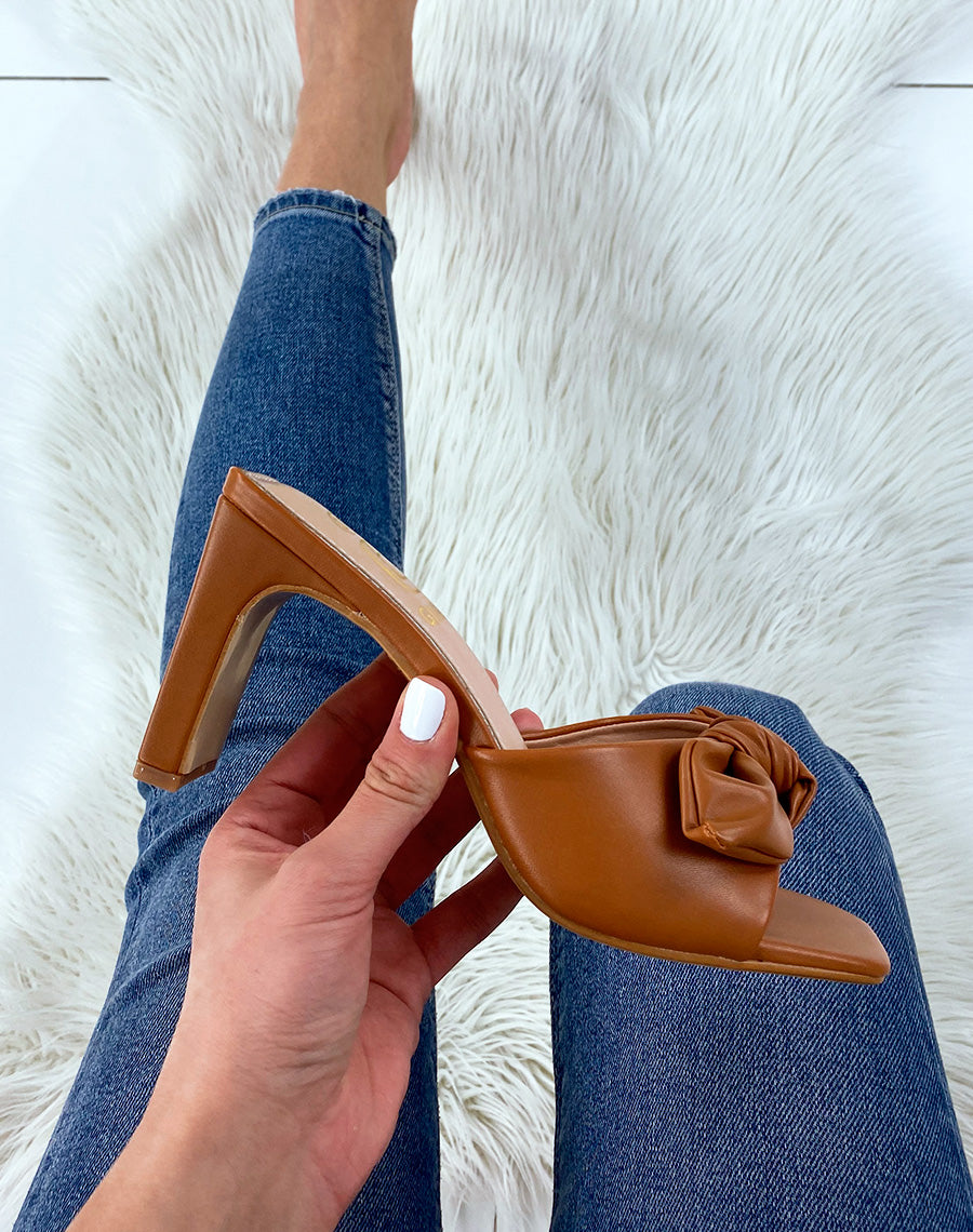 Mules à talon et à noeud camel