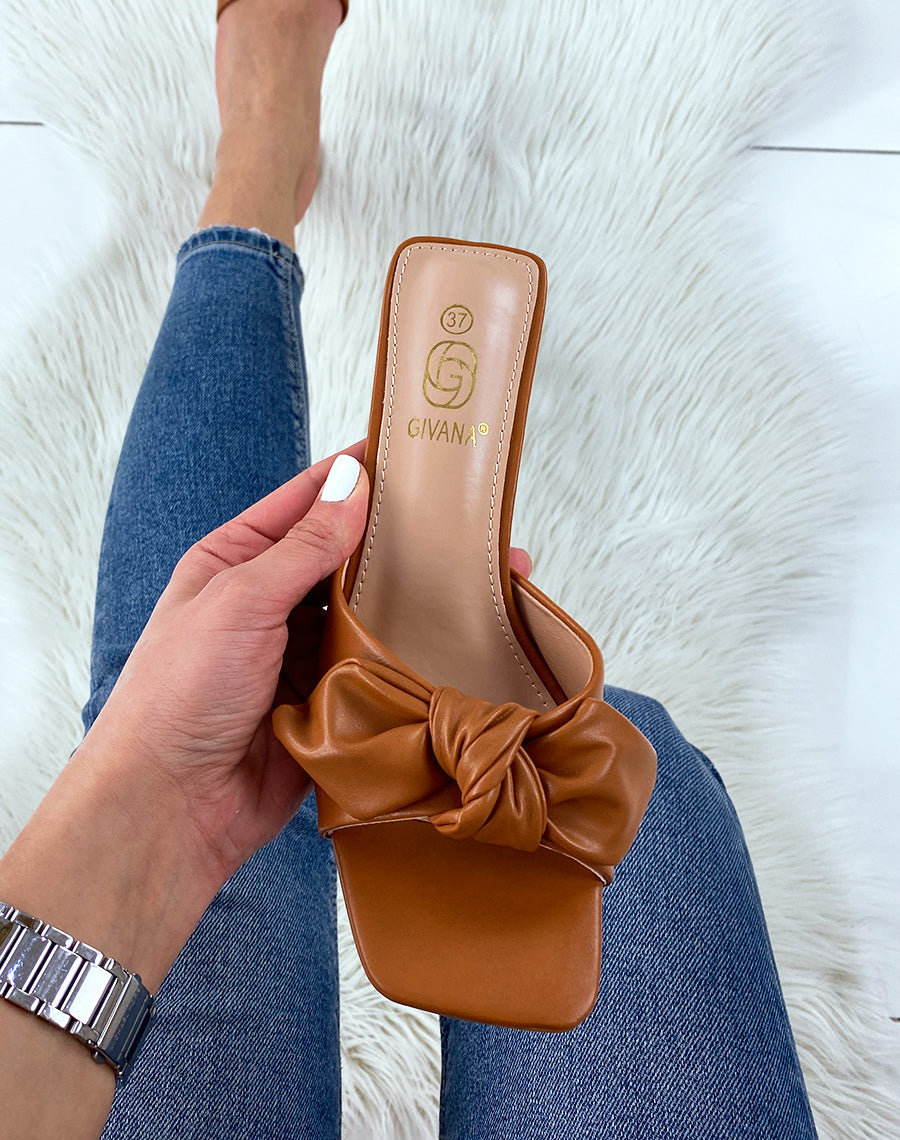 Mules à talon et à noeud camel