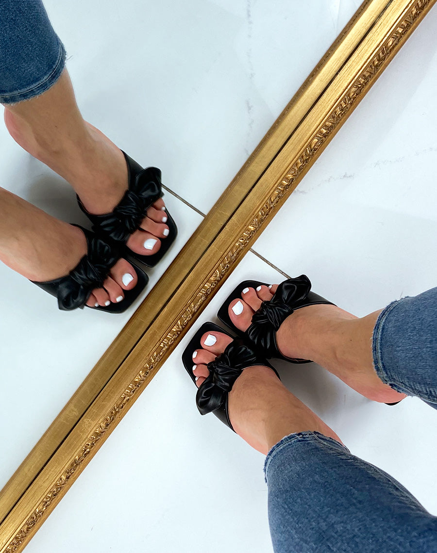 Mules à talon et à noeud noir