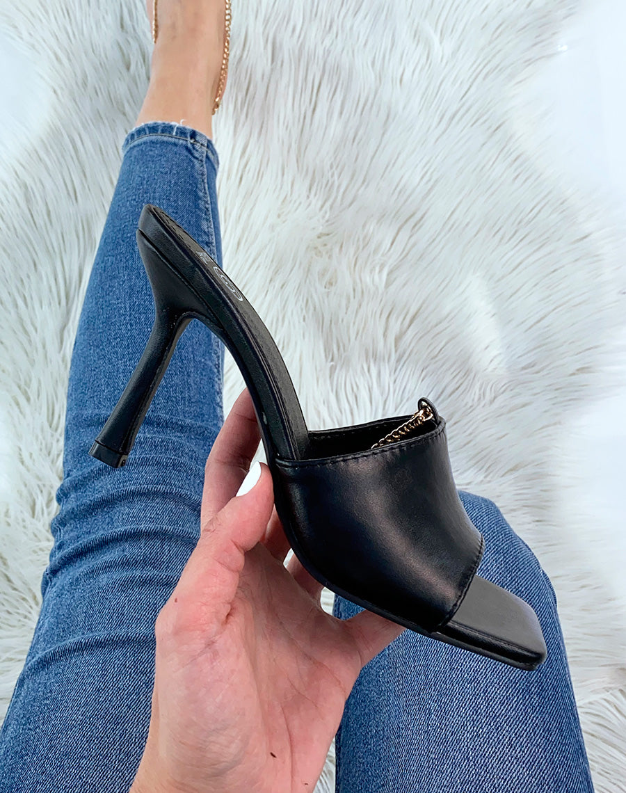 Mules à talon noir et à chaîne dorée