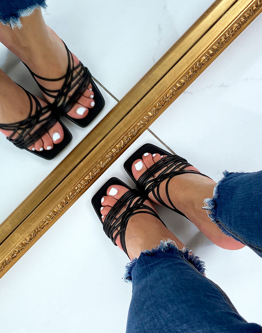 Mules à talon noires à brides entrecroisées