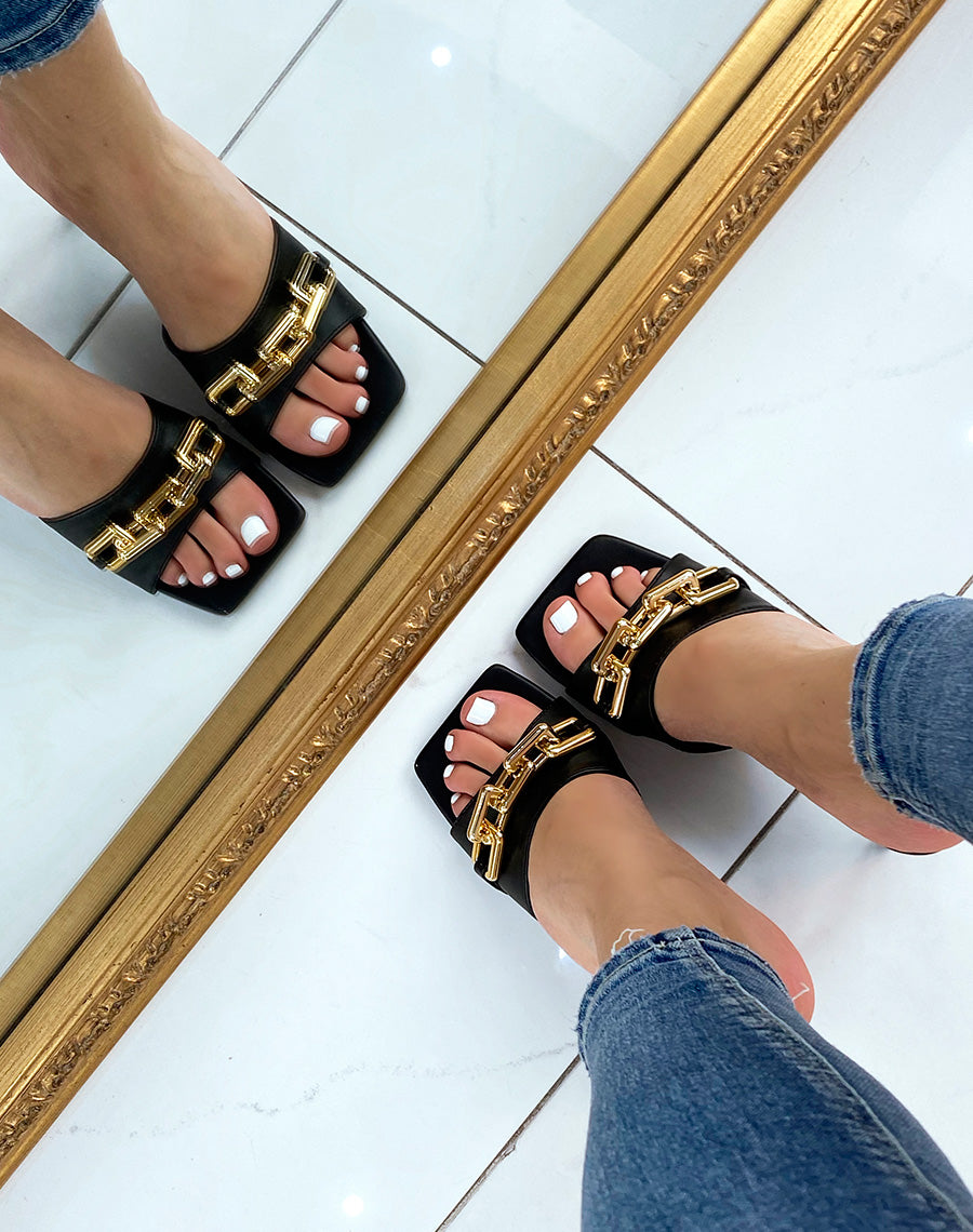 Mules à talon noires à chaîne dorée