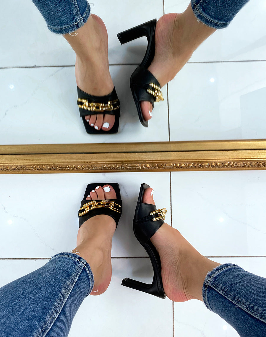 Mules à talon noires à chaîne dorée