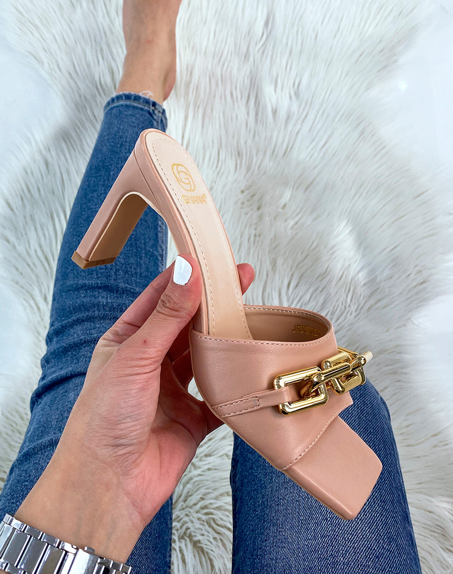 Mules à talon nude à chaîne dorée