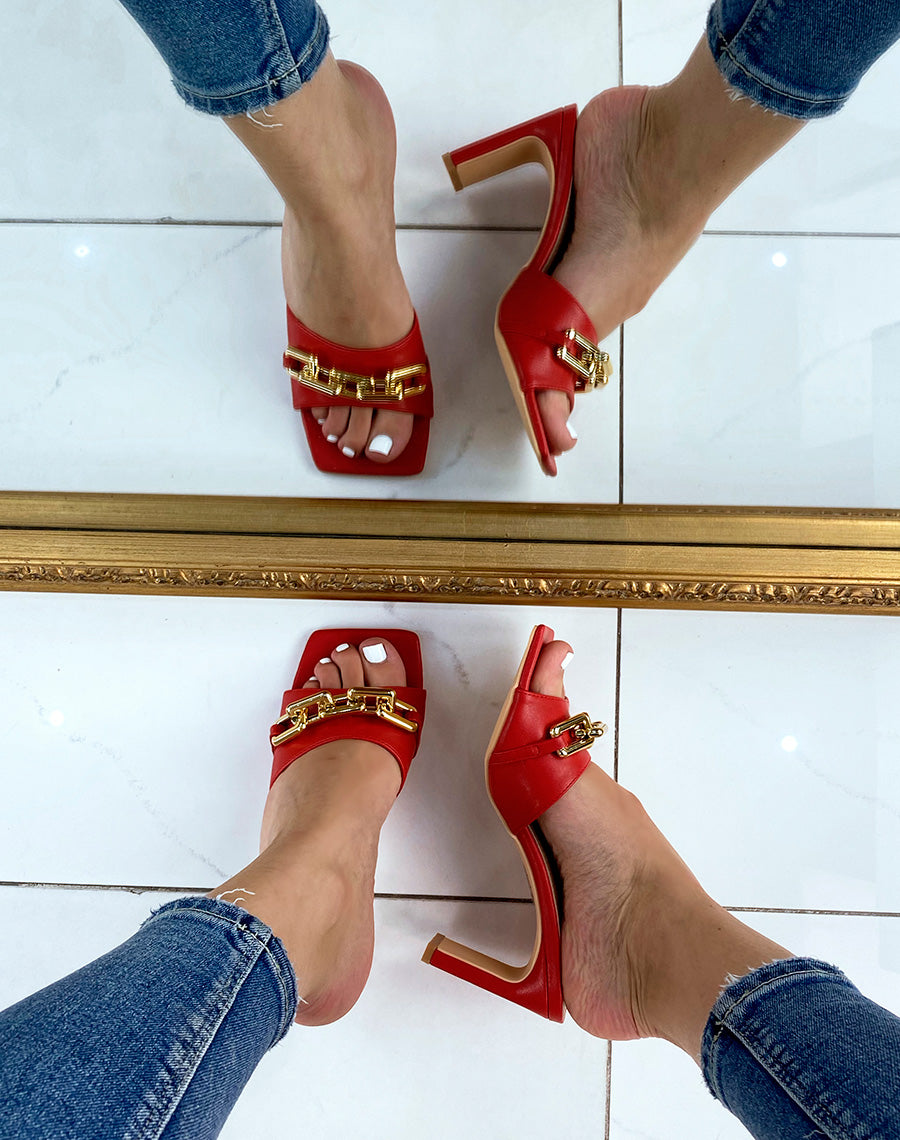 Mules à talon rouges à chaîne dorée