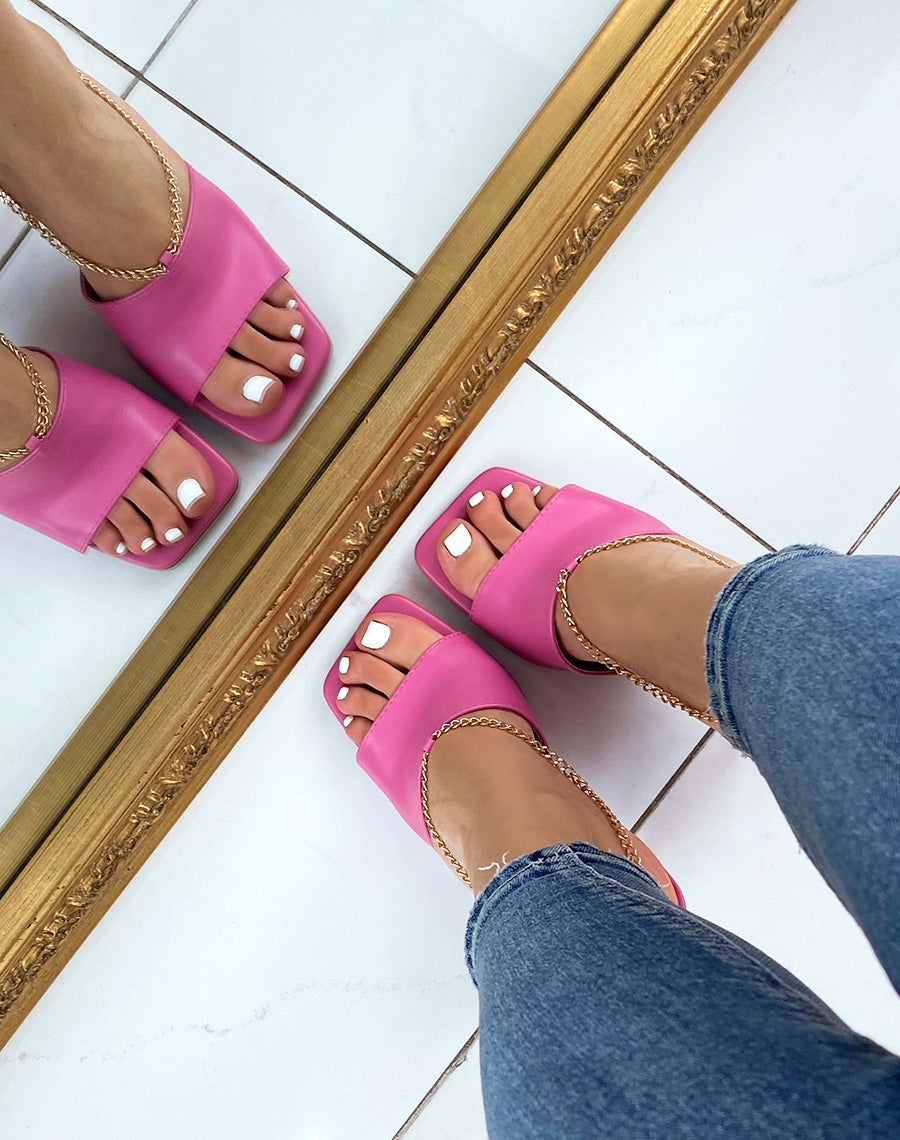 Mules à talon violet fushia et à chaîne dorée
