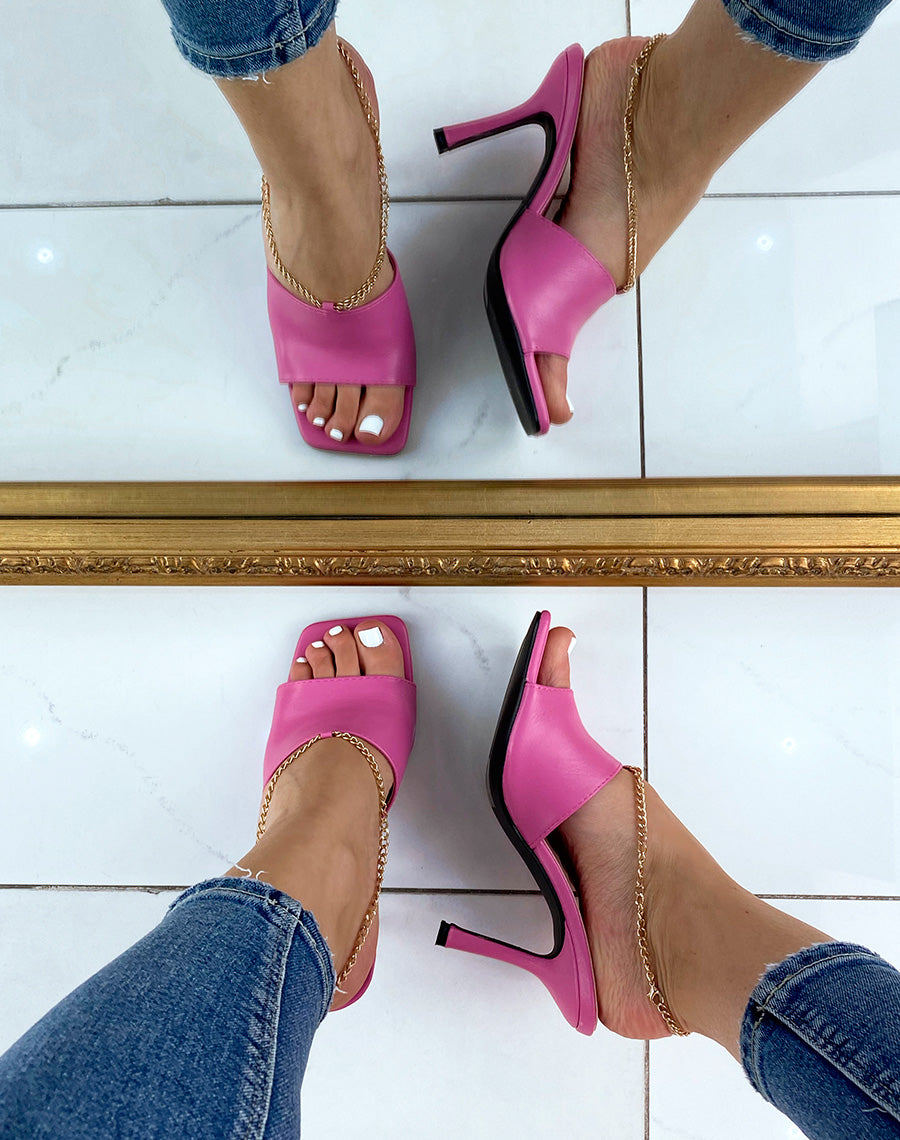 Mules à talon violet fushia et à chaîne dorée