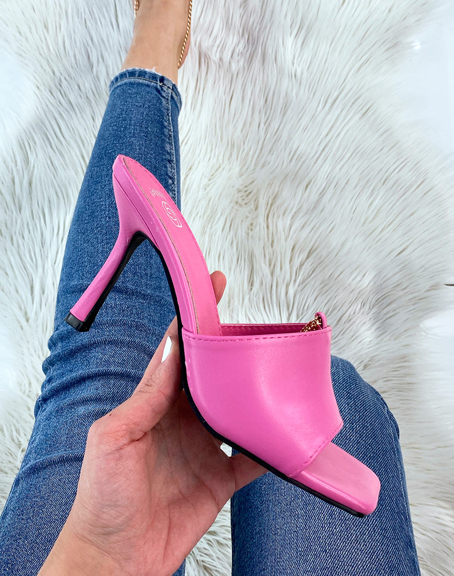 Mules à talon violet fushia et à chaîne dorée