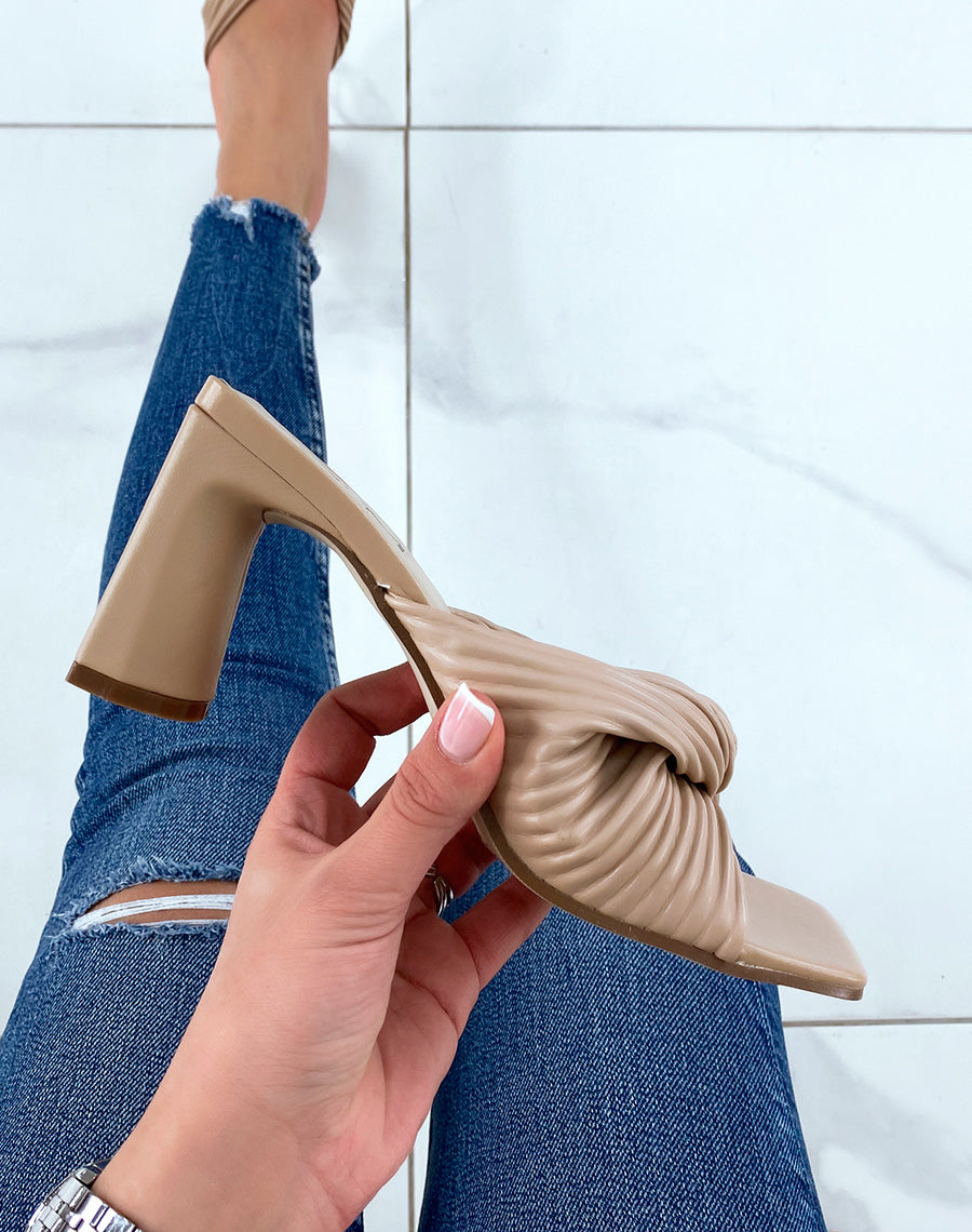 Mules à talons beiges avec une bride épaisse nouée