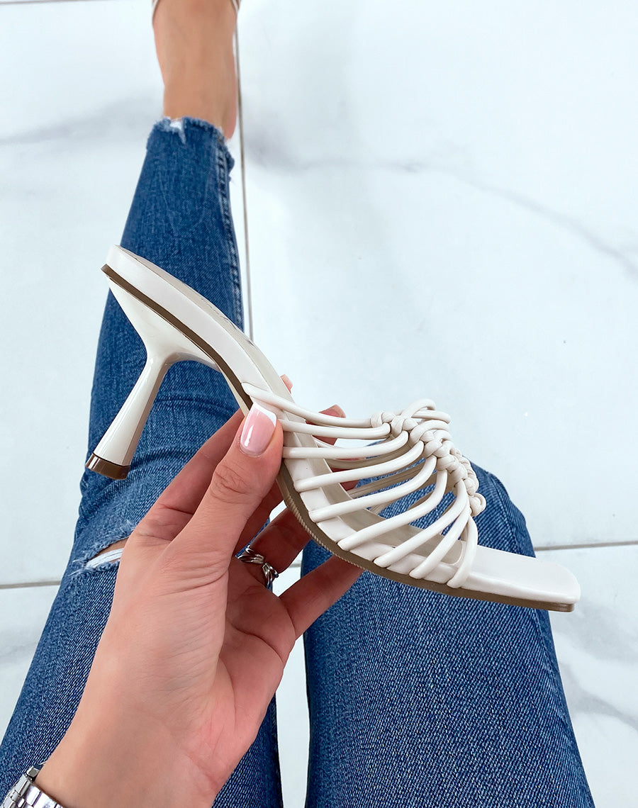 Mules à talons beiges à multiples brides