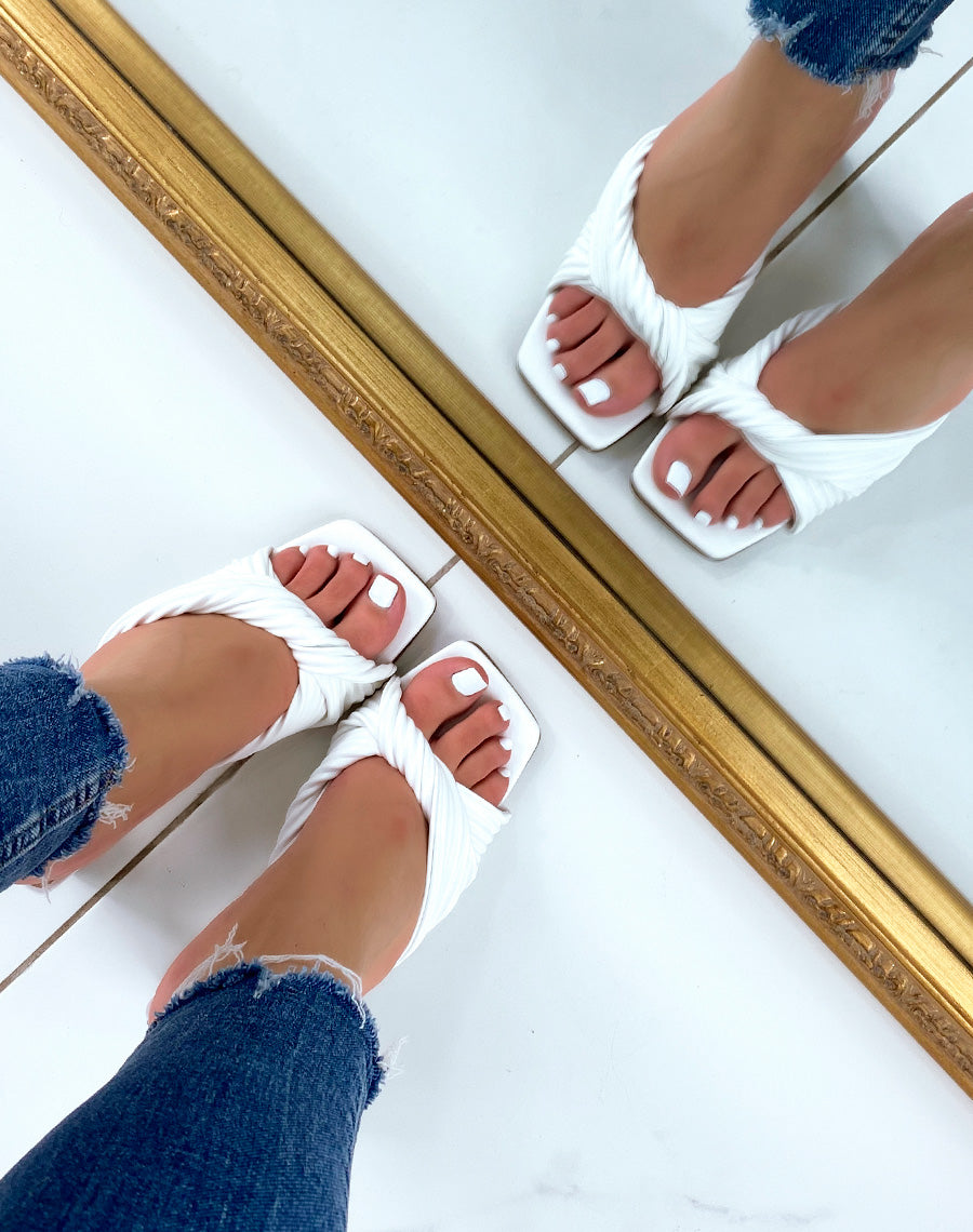 Mules à talons blanches avec une bride épaisse nouée