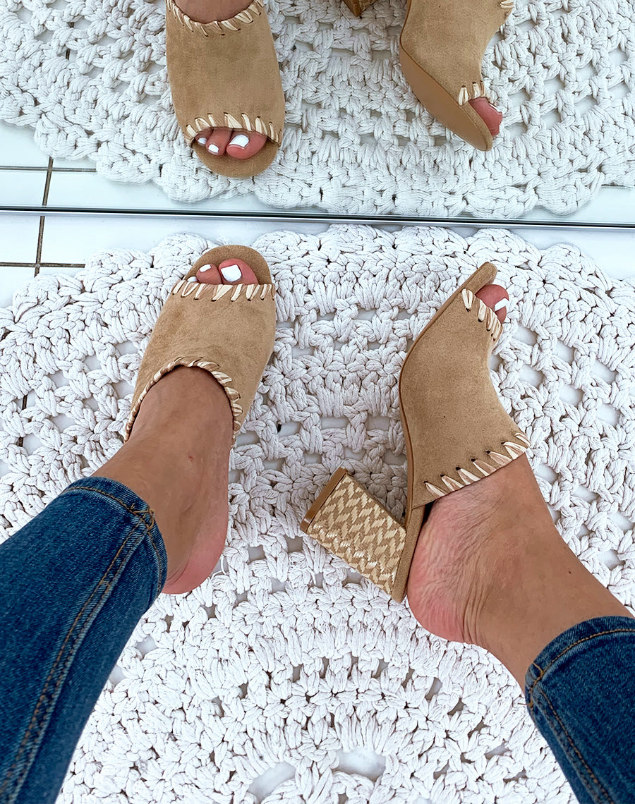 Mules à talons en suédine beiges à détails fantaisies