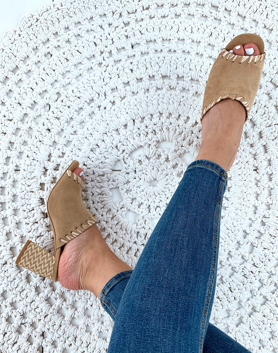 Mules à talons en suédine beiges à détails fantaisies