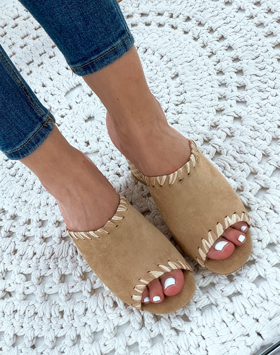 Mules à talons en suédine beiges à détails fantaisies