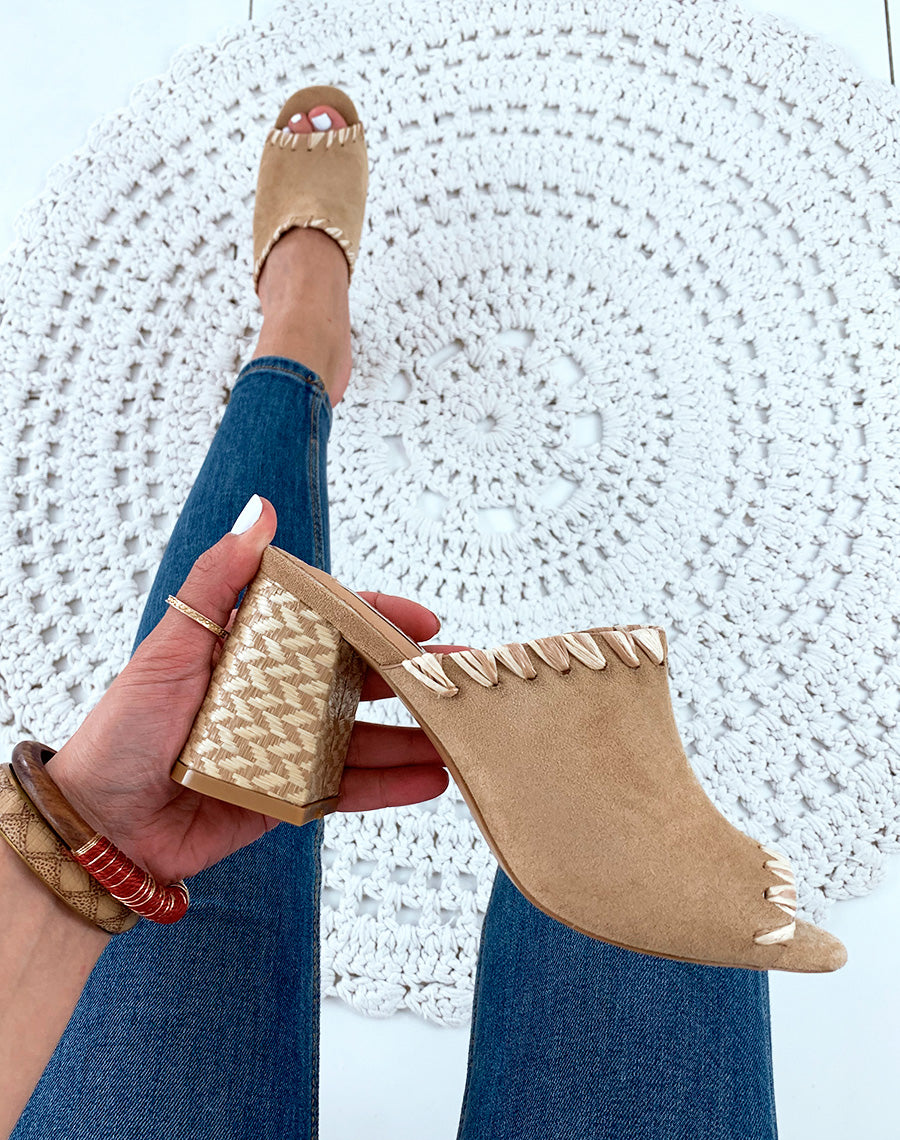 Mules à talons en suédine beiges à détails fantaisies