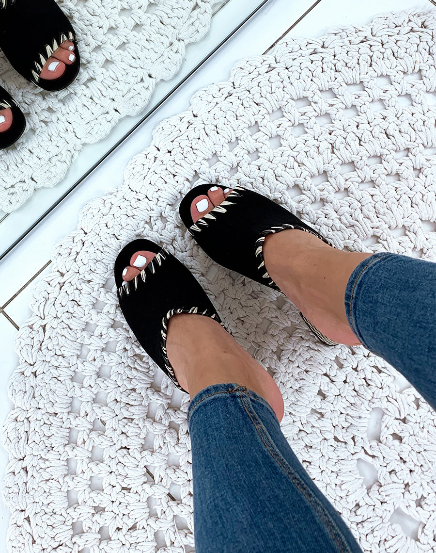 Mules à talons en suédine noires à détails fantaisies