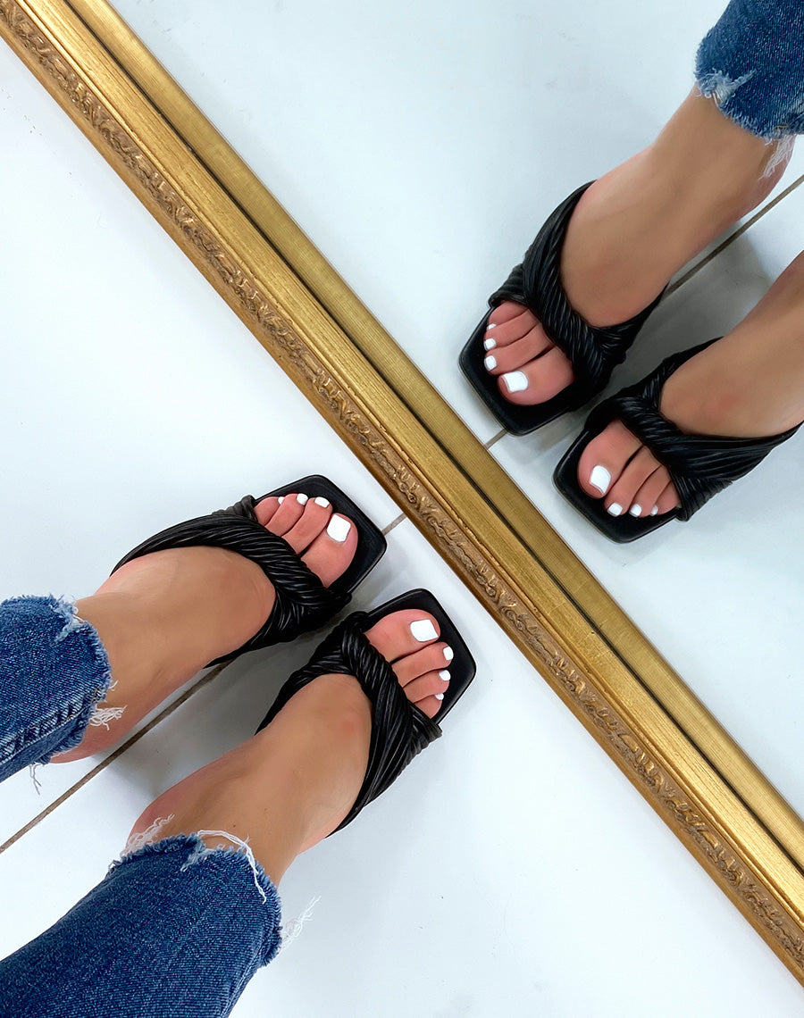 Mules à talons noires avec une bride épaisse nouée