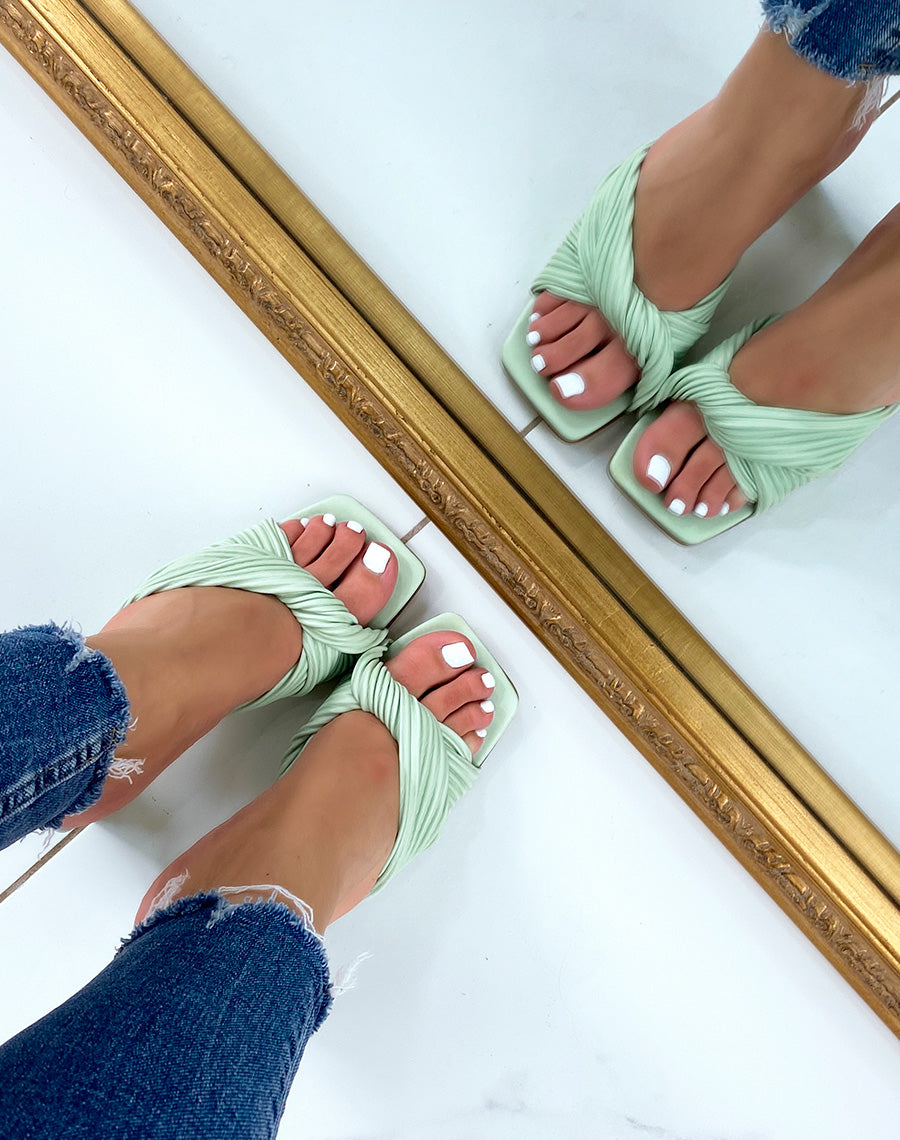 Mules à talons verdeau avec une bride épaisse nouée