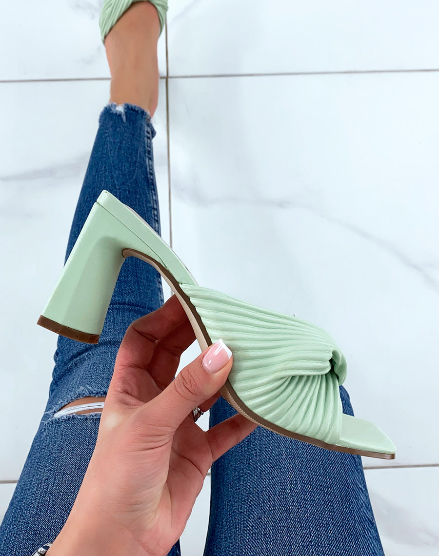 Mules à talons verdeau avec une bride épaisse nouée