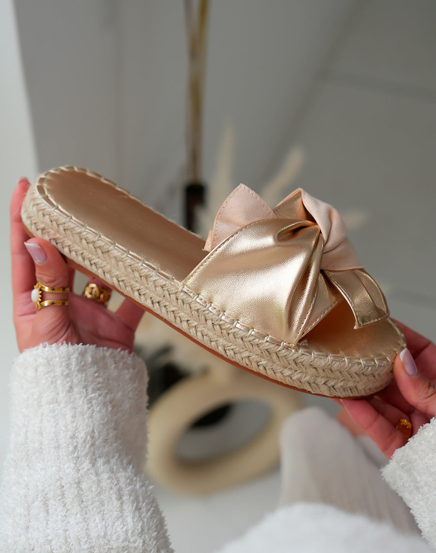Mules Tendance en Suédine Beige avec Semelle en Corde et Nœud Doré